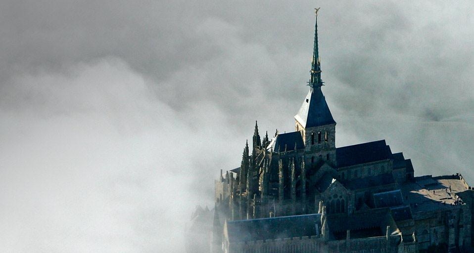 Le mont Saint-Michel dans la brume, département de la Manche, Basse-Normandie (© Thierry Seni/Corbis) &copy; (Bing France)