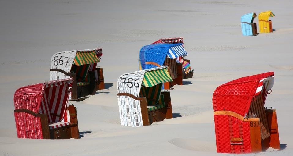 Strandkörbe auf der ostfriesischen Insel Juist -- Harald Frater/Mauritius/Photolibrary &copy; (Bing Germany)