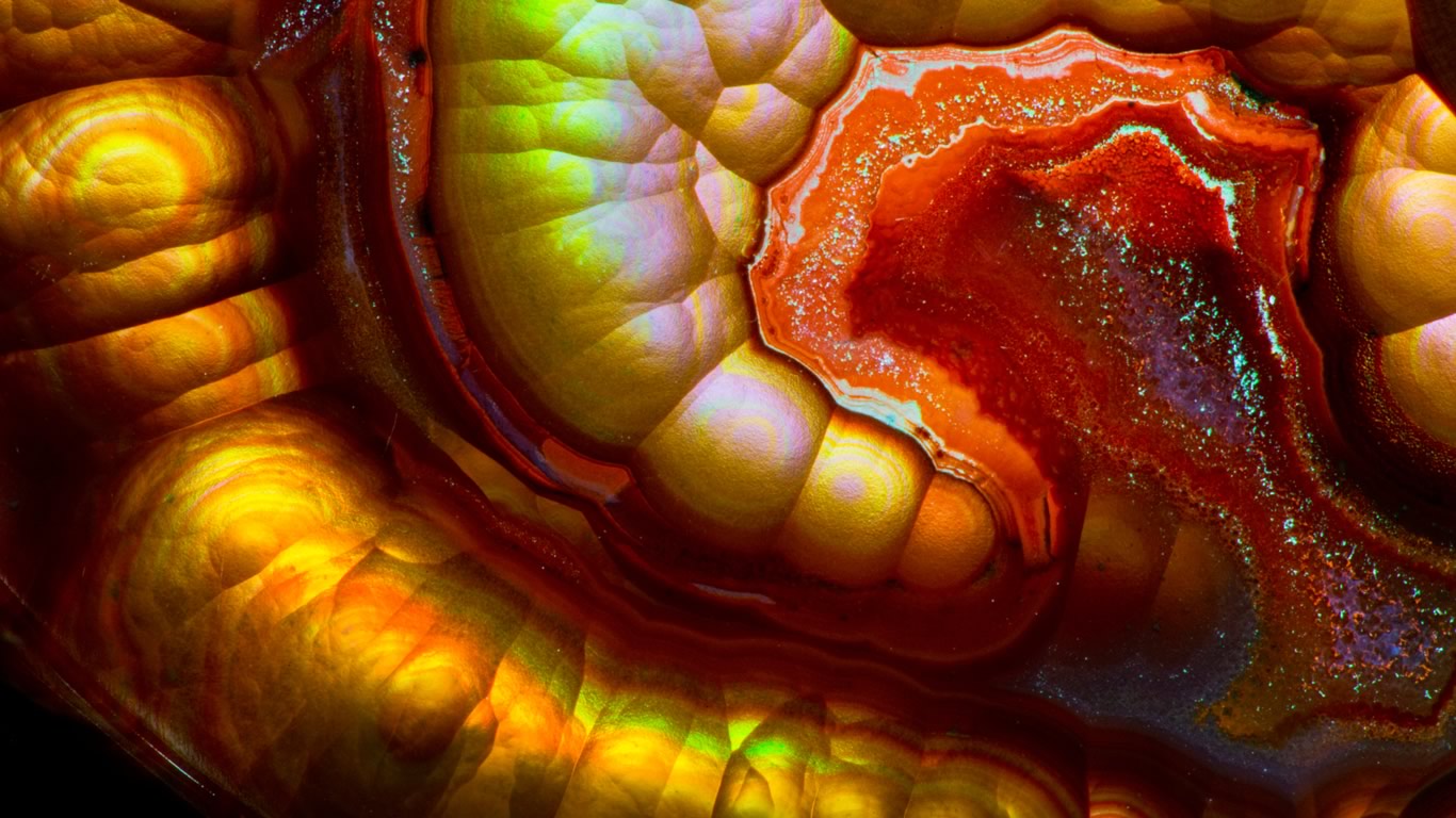 Close-up view of a fire agate gemstone (© Darrell Gulin/Corbis)(Bing Canada)