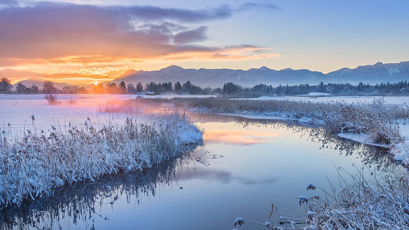 Sonnenaufgang an der Ach, Uffing am Staffelsee, Bayern, Deutschland (© Reinhard Schmid/Huber Images/eStock Photo)(Bing Deutschland)