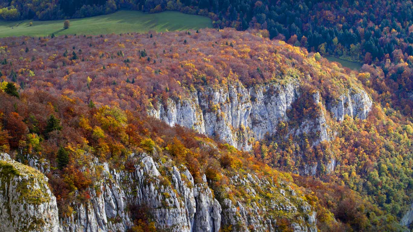 Mont Revard en automne dans le parc naturel régional du Massif des Bauges, Savoie, Rhône-Alpes (© Michel Cavalier/Corbis)(Bing France)