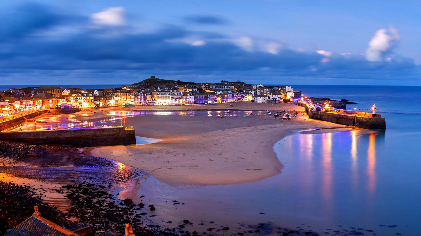 Dusk overlooking St Ives Harbour, Cornwall, England (© Ian Woolcock/Shutterstock)(Bing United Kingdom)