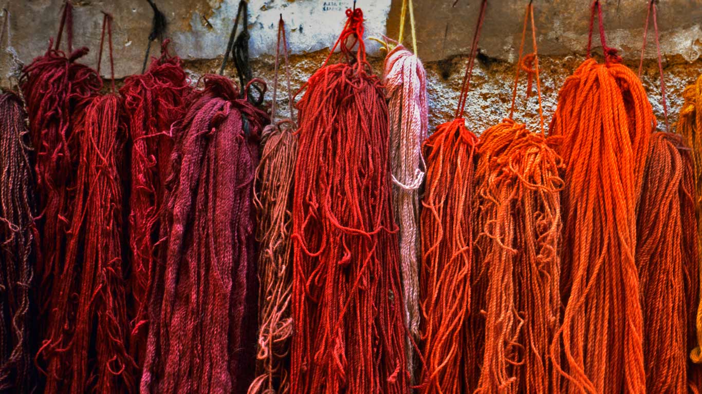 意大利，罗马，成束的毛线染织品 (© Ron Koeberer/Aurora Photos)(Bing China)