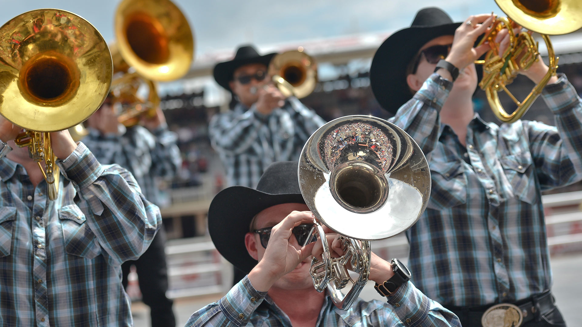 Members of the Calgary Stampede marching band in action, during the Calgary Stampede 2016 (© Artur Widak/NurPhoto/Getty Images)(Bing Canada)