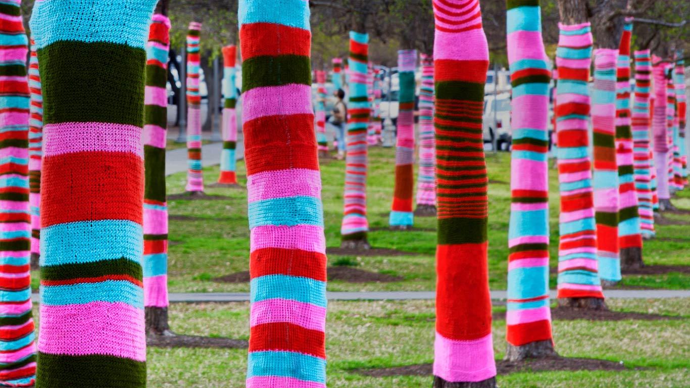 得克萨斯大学奥斯汀分校布兰顿艺术博物馆，穿“毛线袜”的树 (© Inga Spence/Alamy)(Bing China)