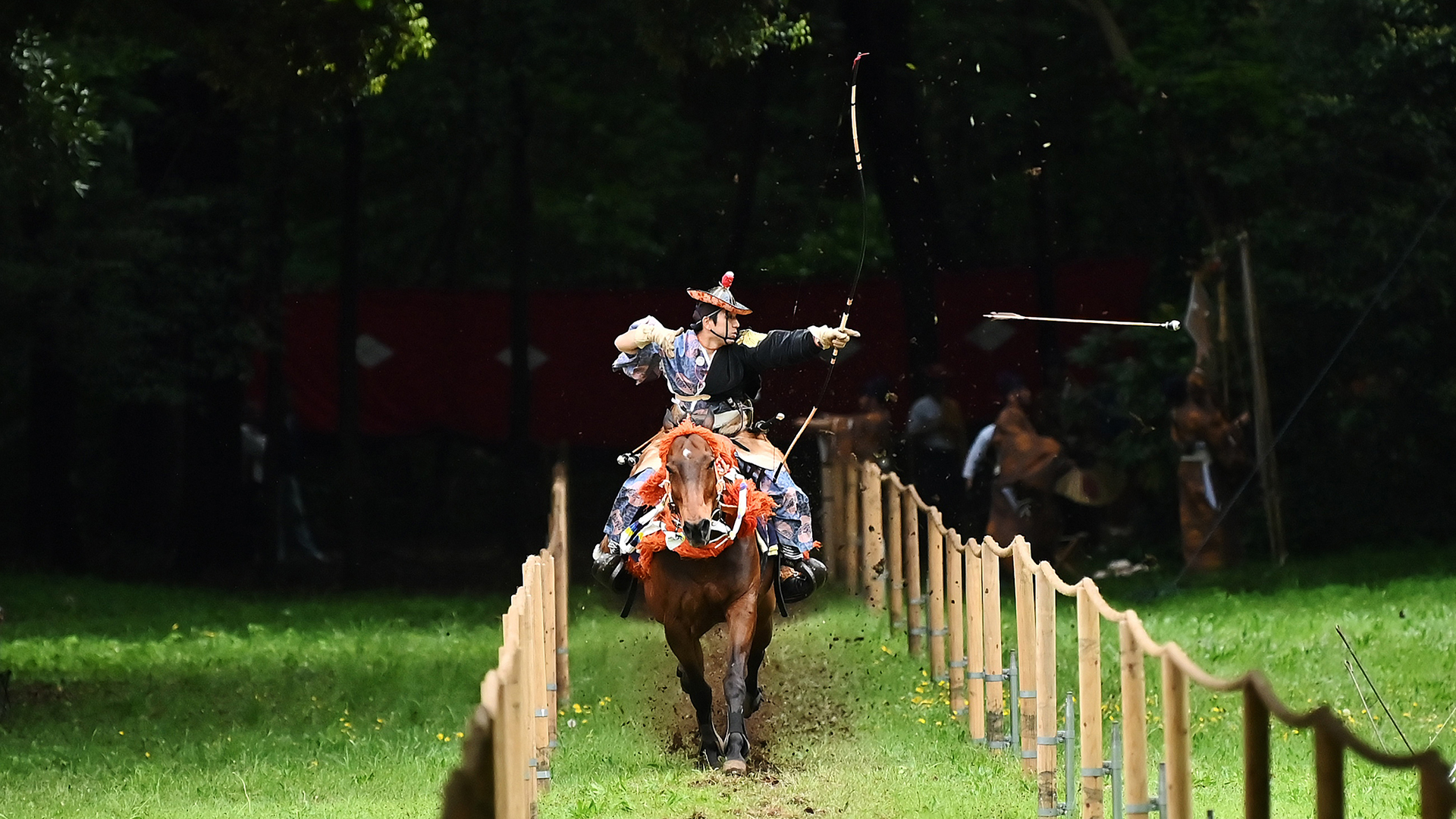 矢を放つ流鏑馬の射手, 東京 (© CHARLY TRIBALLEAU/Getty images)(Bing Japan)