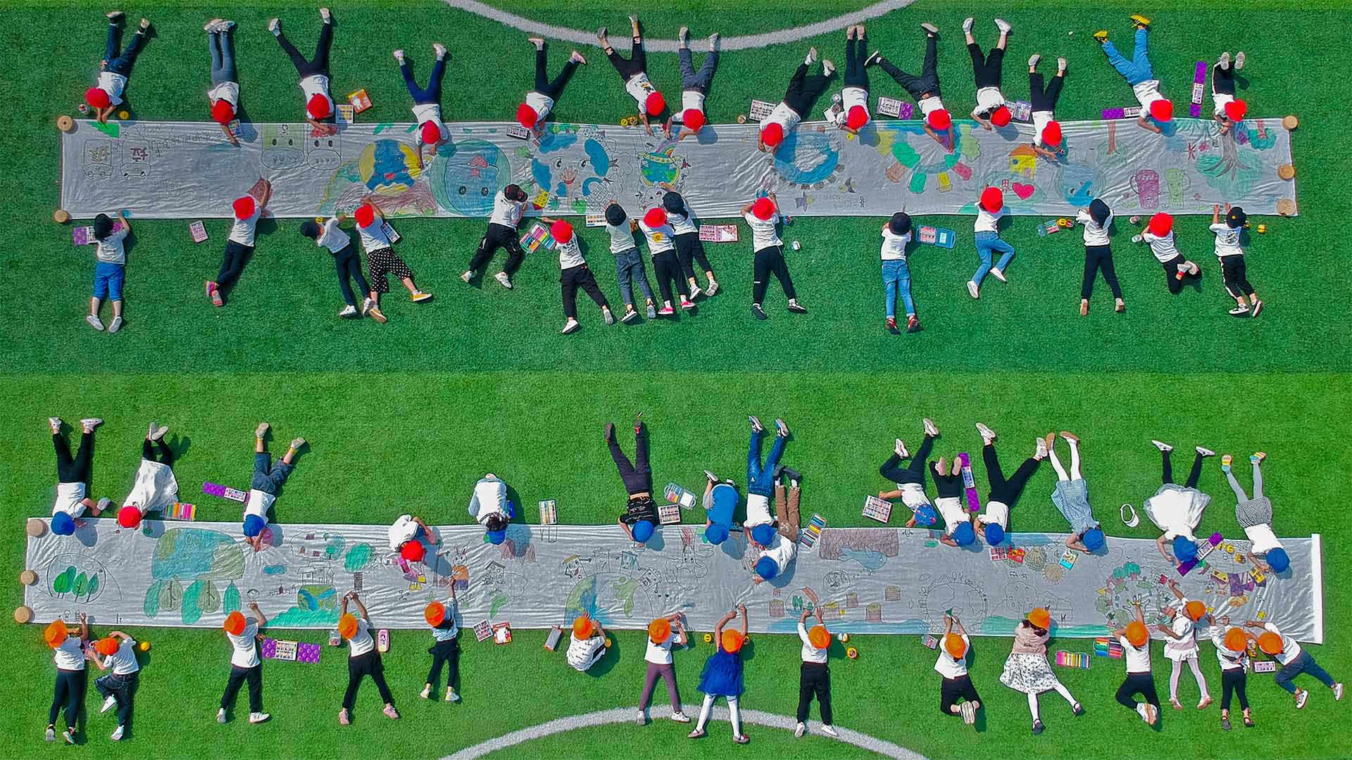 Kindergarteners drawing on canvases in Nantong, Jiangsu province, China (© Xu Hui/VCG via Getty Images)(Bing United States)