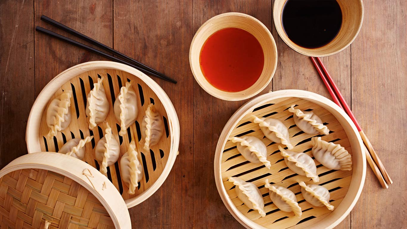 传统蒸笼内的自制饺子 (© Martí sans/Alamy)(Bing China)