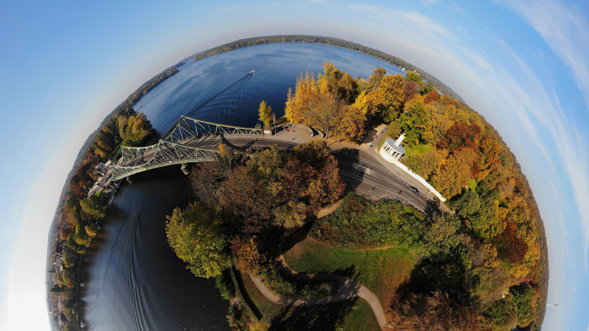 Kugelpanorama-Luftbild (Little Planet) der Glienicker Brücke, Potsdam, Brandenburg (© 360b/Alamy)(Bing Deutschland)