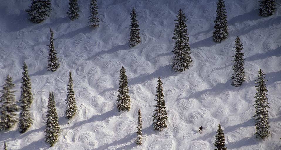 A skier on the Face of Bell, Aspen, Colorado -- Gordon Wiltsie/Getty Images &copy; (Bing Canada)