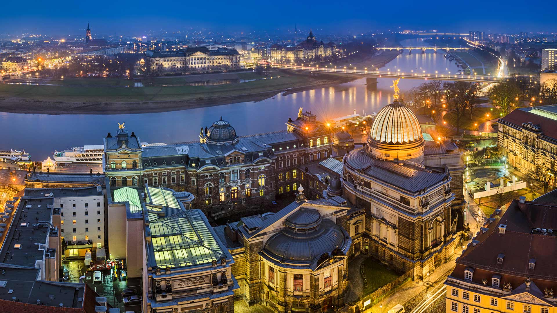 Blick von der Frauenkirche auf die Altstadt und die Elbe, Dresden, Sachsen (© Michael Abid/Mapics/Adobe Stock)(Bing Deutschland)