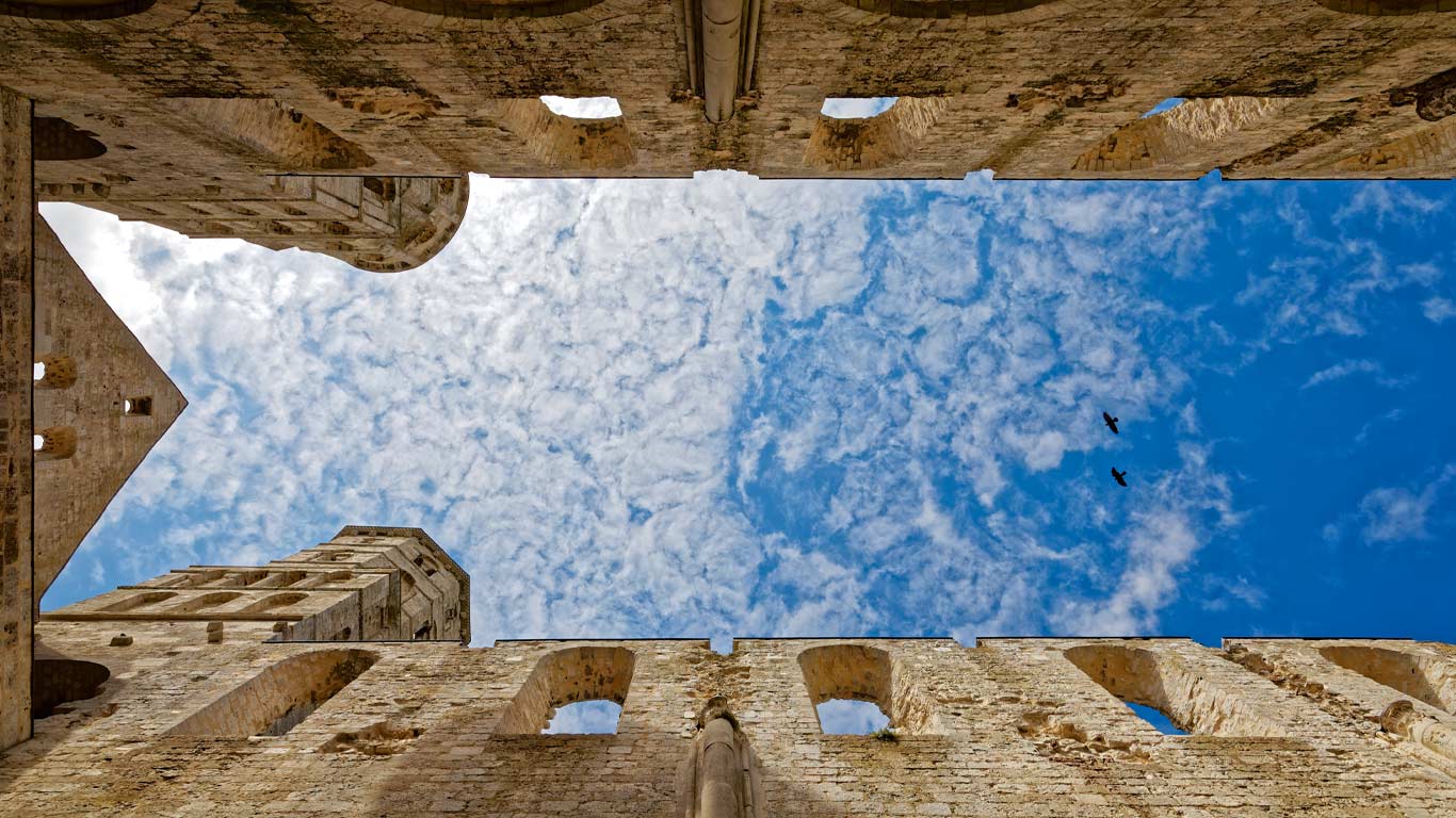Deux oiseaux survolant l’abbaye de Jumièges, Seine-Maritime, Normandie (© Ludovico Verducci/500px)(Bing France)