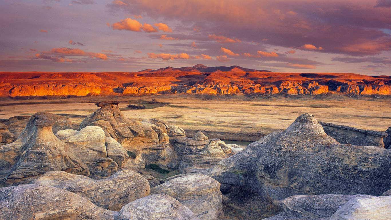 Writing on Stone Provincial Park, Milk River Valley, Alberta, Canada (© All Canada Photos/Alamy)(Bing Canada)