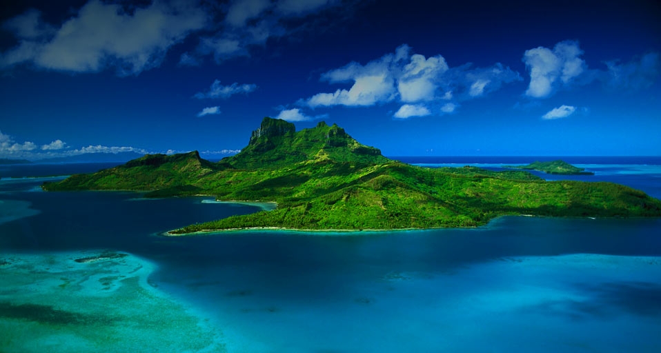 南太平洋的波拉波拉岛 -- Corbis/Photolibrary &copy; (Bing China)