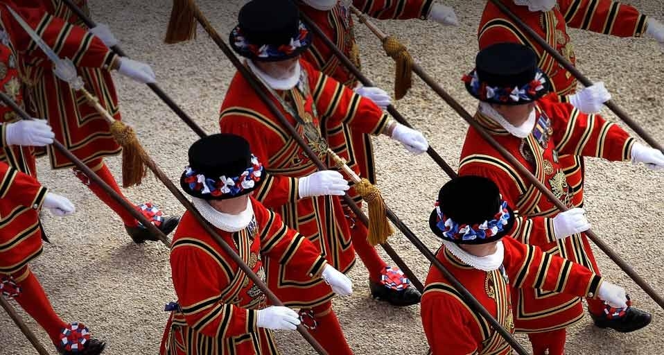 伦敦白金汉宫的花园内，行进中的女王王室护卫队 (© Chris Jackson/Getty Images) &copy; (Bing China)
