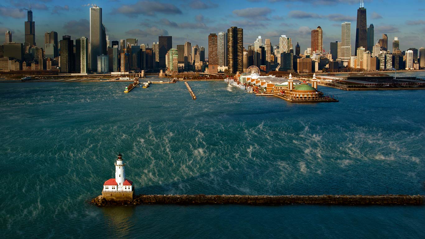 在密歇根湖上的芝加哥港灯塔 (© Tim Klein/Gallery Stock)(Bing China)
