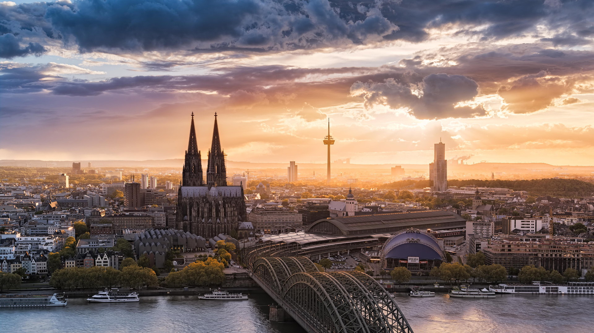 Skyline von Köln im Sonnenuntergang, Nordrhein-Westfalen (© SnapRapid/Offset/Shutterstock)(Bing Deutschland)