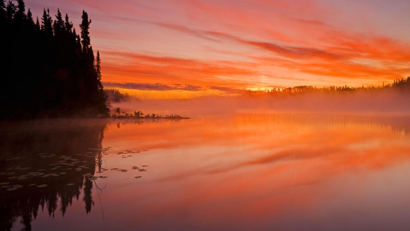 Sunrise, Little Deer Lake, Lac La Ronge Provincial Park, Northern Saskatchewan, Canada (© Dave Reede/Getty Images)(Bing Canada)