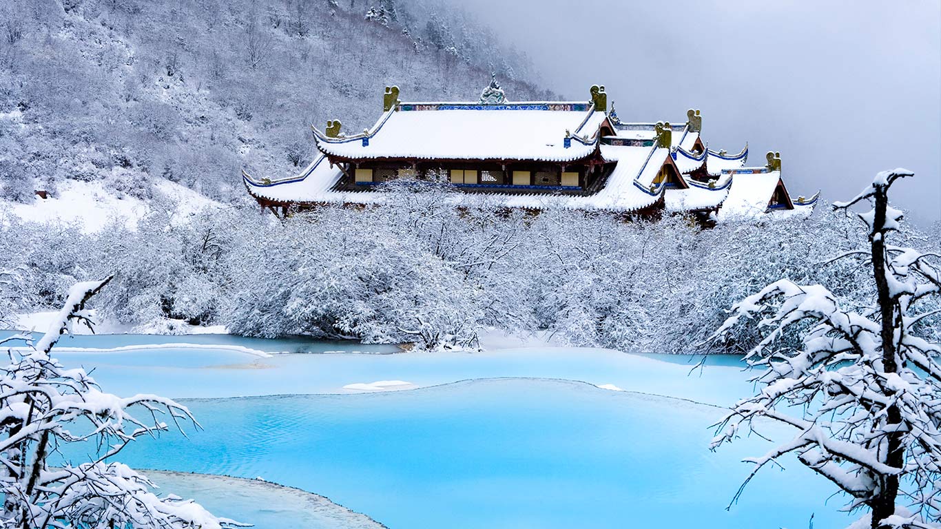 [今日大寒]中国，四川省，黄龙，黄龙后寺，五彩池 (© JTB MEDIA CREATION, Inc./Alamy Stock Photo)(Bing China)