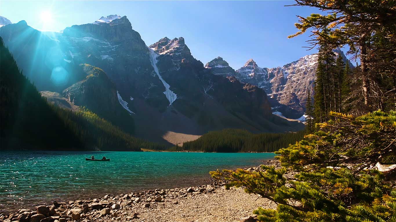 Canoe on Moraine Lake in Banff National Park, Alberta, Canada (© Getty Images)(Bing Canada)