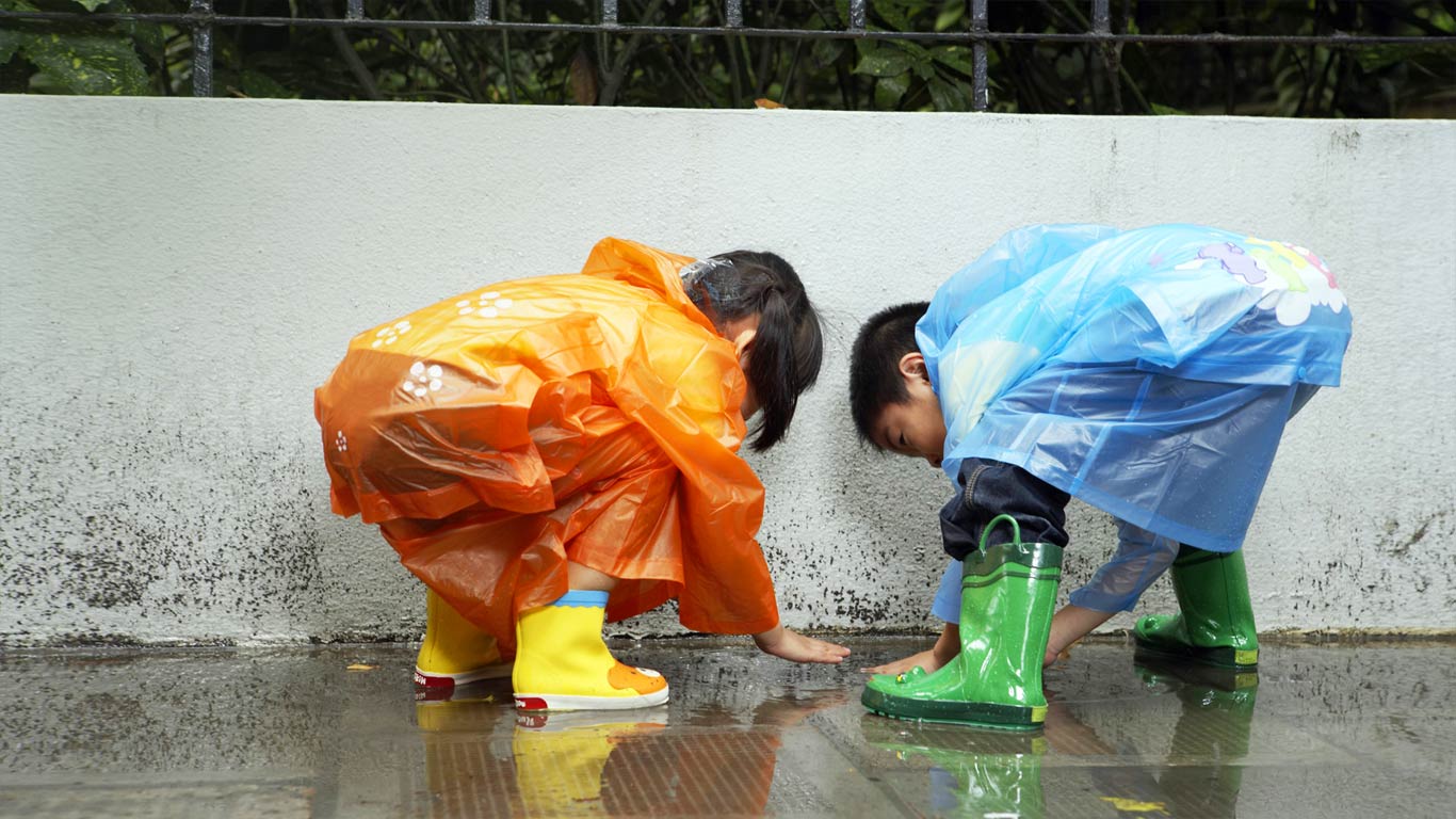 穿着雨衣的儿童 (© Blue Jean Images/Corbis)(Bing China)