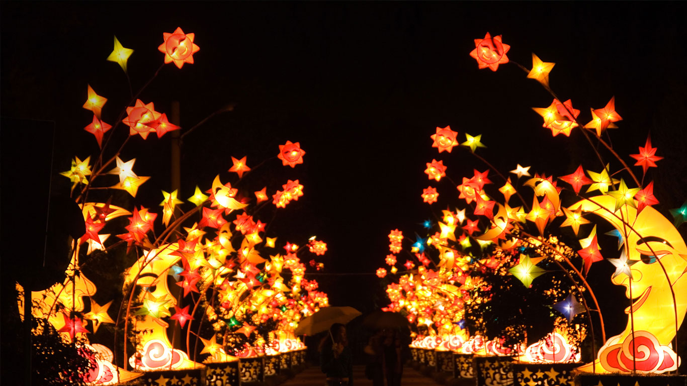 北京中秋圆明园灯会 (© Liu Xiaoyang/Alamy)(Bing China)