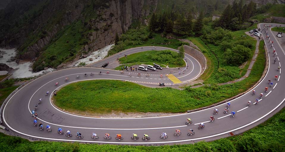 在瑞士圣哥特哈德通道举行的瑞士自行车赛 -- Tim De Waele/Corbis &copy; (Bing China)