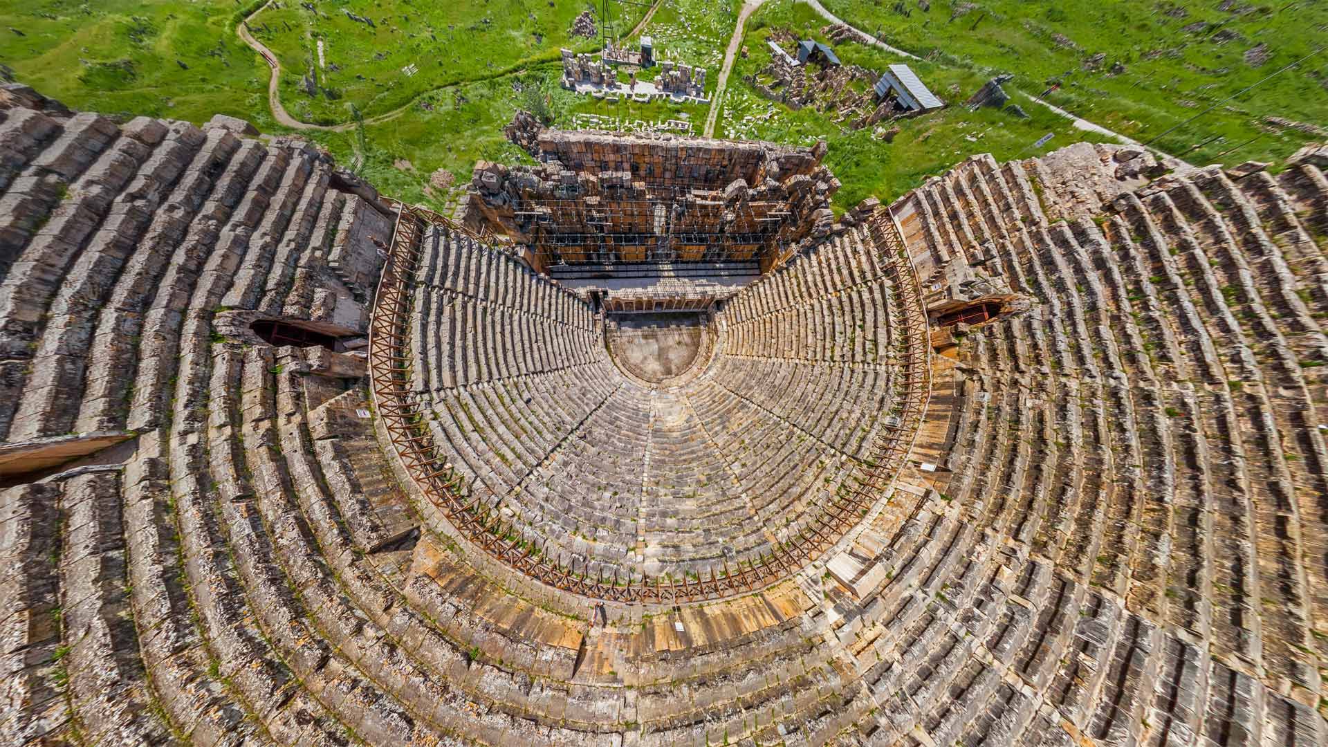 土耳其棉花堡附近希腊古城希拉波利斯的剧院鸟瞰图 (© Amazing Aerial Agency/Offset by Shutterstock)(Bing China)