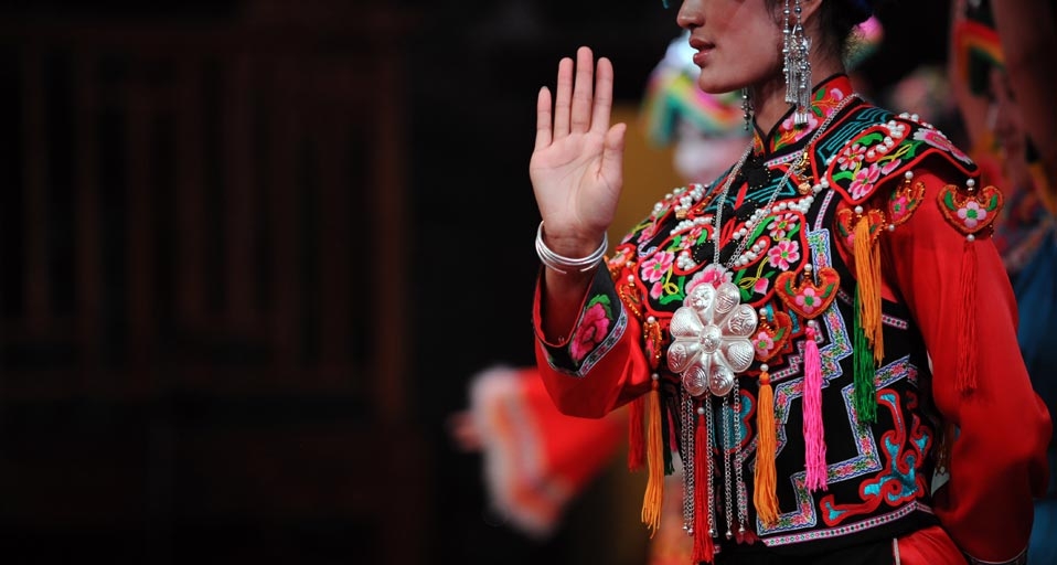 四川羌族女孩的表演  -- China Photos/Getty Images News/Getty Images &copy; (Bing China)