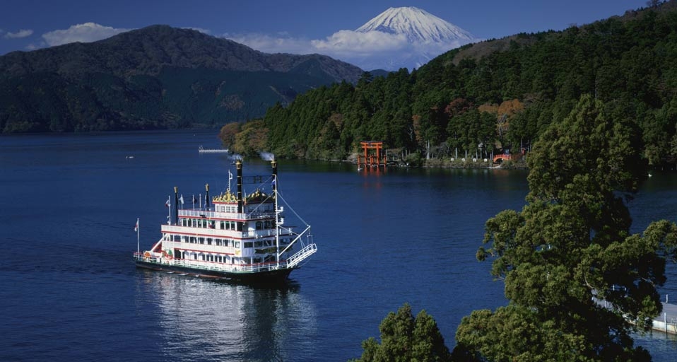 : Lake Ashinoko with Mount Fuji in the background, near Hokone, Japan -- Japan -- Daisuke Oka/Getty Images &copy; (Bing Canada)