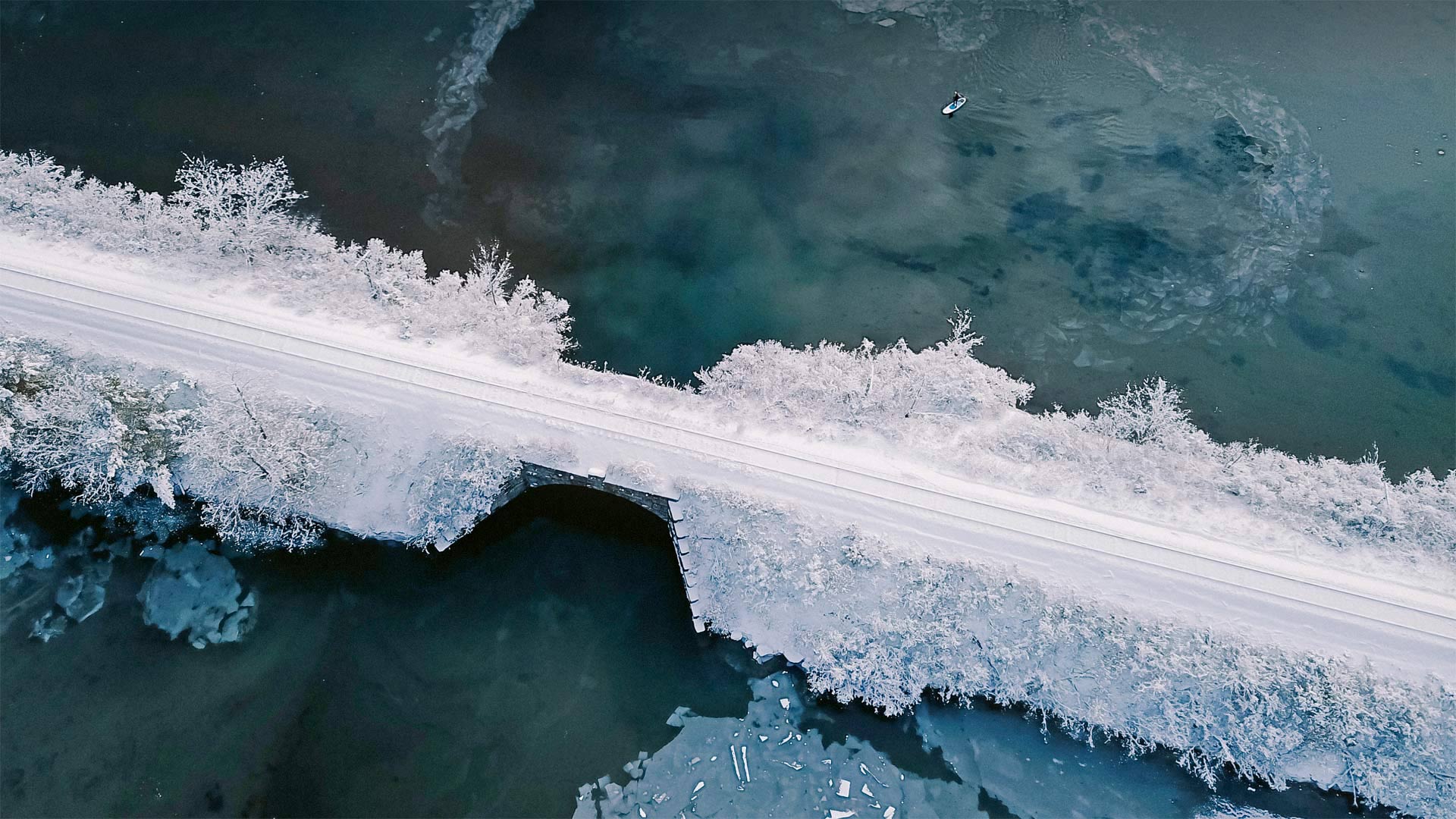 横跨康涅狄格河畔血溪的铁路，新罕布什尔州汉诺威 (© DEEPOL by plainpicture)(Bing China)