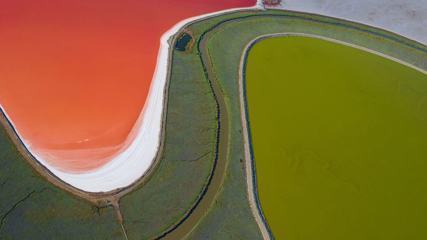旧金山湾的盐蒸发池，美国加利福尼亚州 (© Jason Hawkes/REX/Shutterstock)(Bing China)
