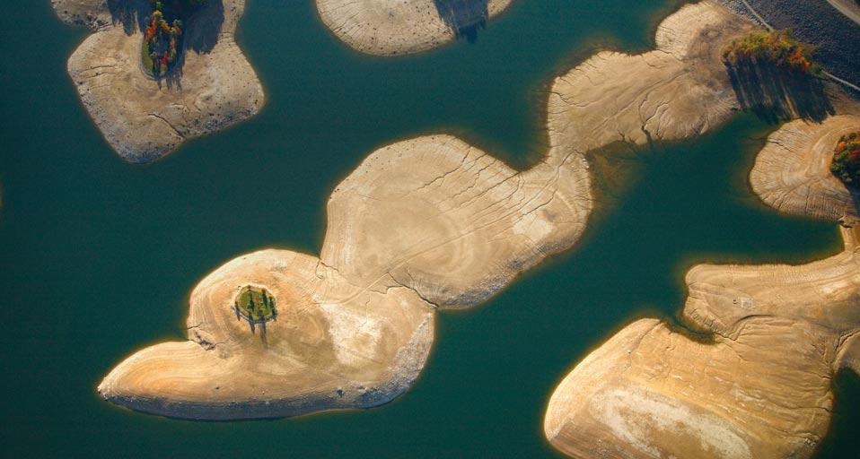 Aerial view of Summersville Lake near Fayetteville, West Virginia (© Harrison Shull/Aurora Photos) &copy; (Bing United States)
