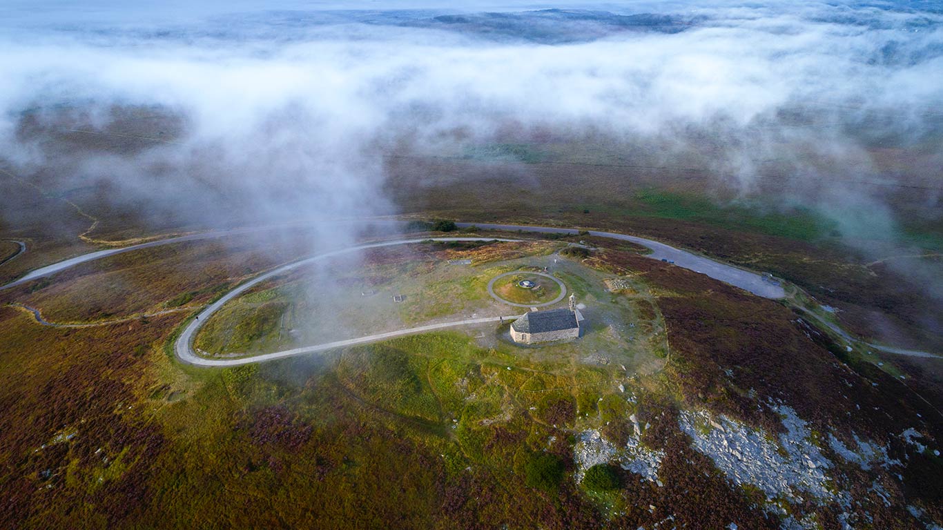 La petite église de Mont-Saint-Michel de Brasparts dans le brouillard, Finistère, Bretagne (© MathieuRivrin/Moment/Getty Images)(Bing France)