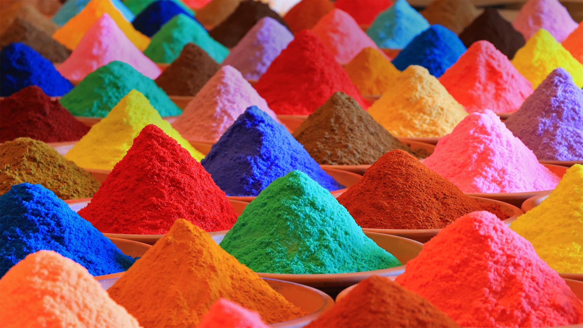 洒红节期间售卖的五彩粉末 (© Nuno Valadas/Getty Images)(Bing China)