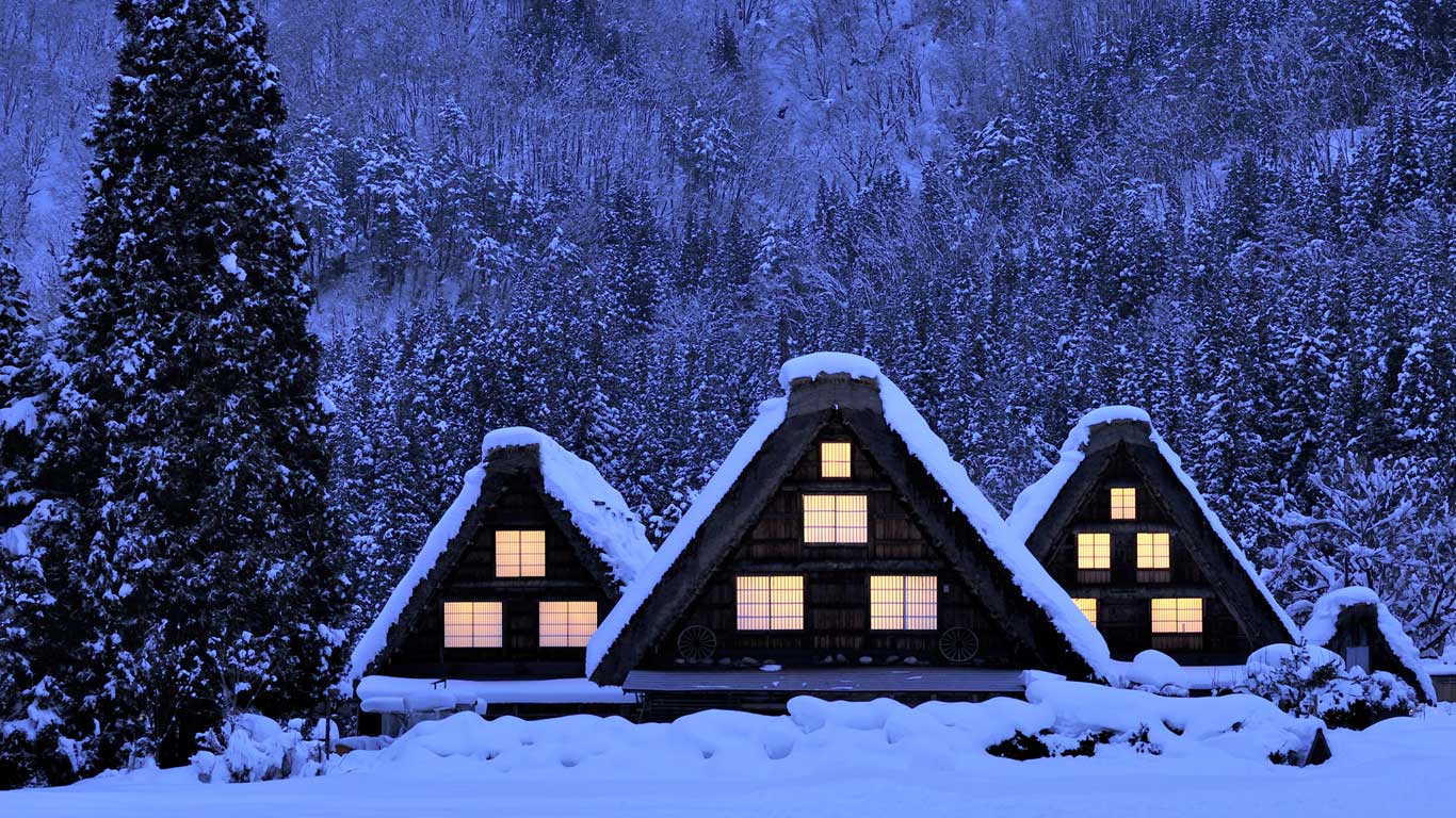 【今日大雪】被大雪覆盖的合掌屋，日本白川乡 (© Toyofumi Mori/Getty Images)(Bing China)