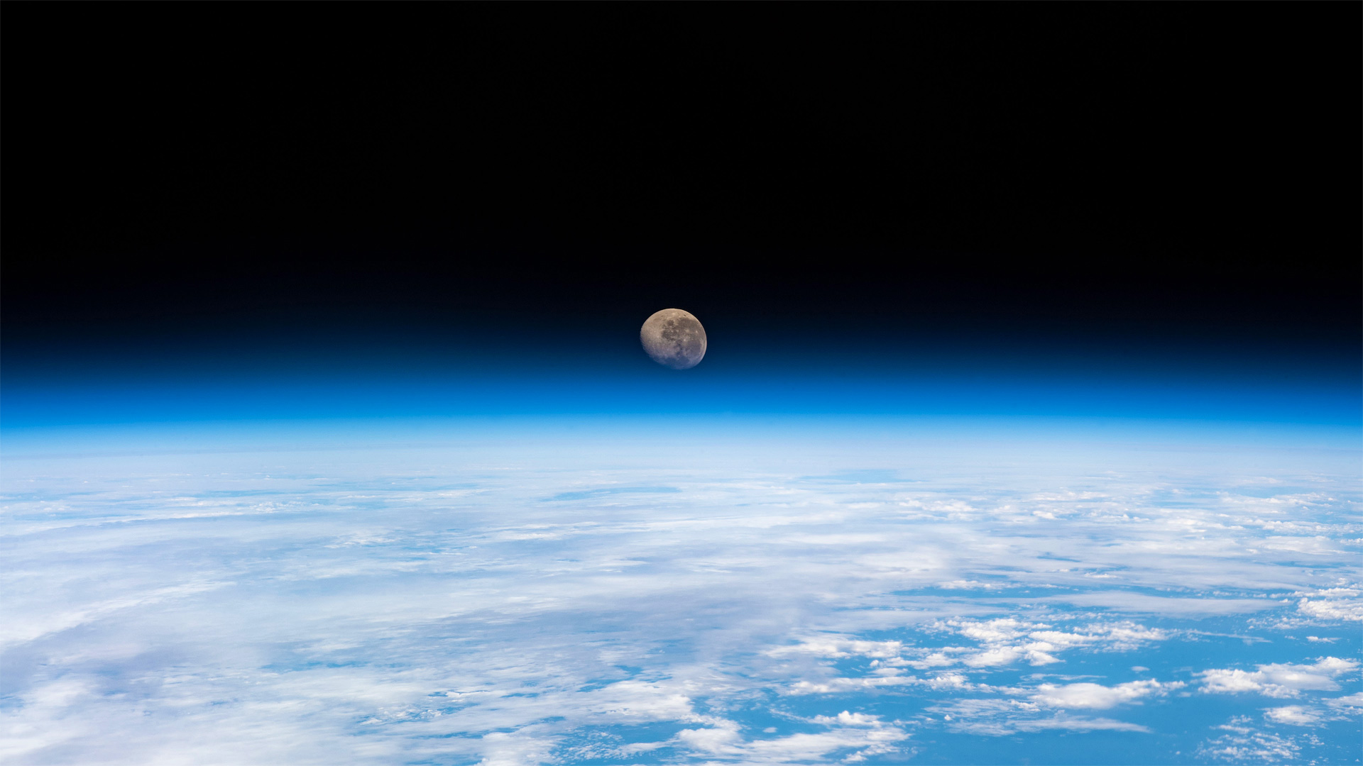 从国际空间站拍摄到的地球上方的渐亏凸月 (© NASA)(Bing China)
