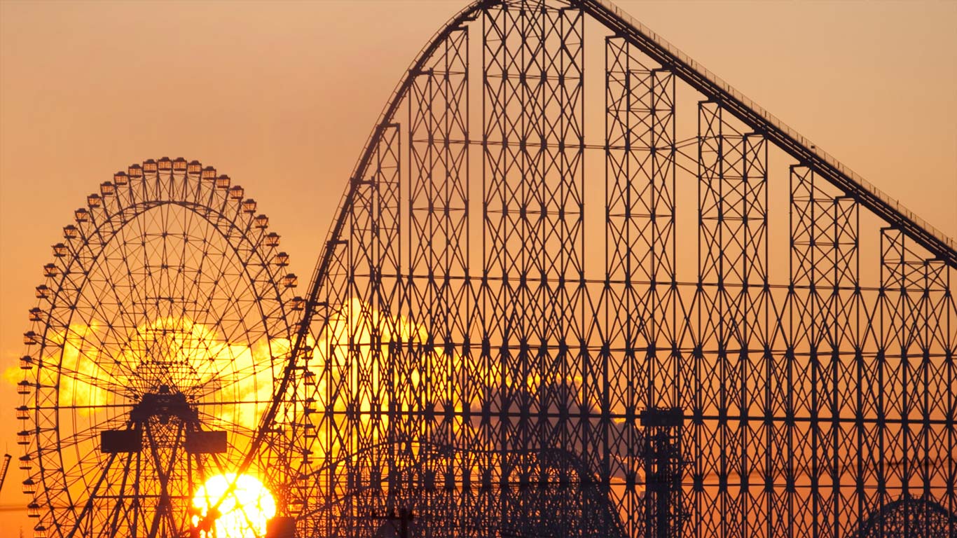 ｢夕日のジェットコースター｣三重, 桑名市, ナガシマスパーランド (© Andrew Blyth/Asia Photo Connection/Henry Westheim Photography/Alamy)(Bing Japan)