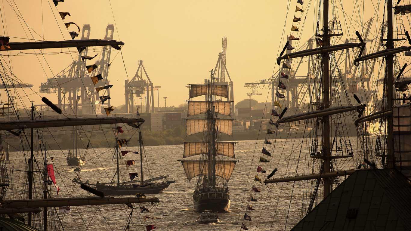 St. Pauli-Landungsbrücken, Hamburger Hafenfest, Hamburg, Deutschland (© Gabriele Croppi/SIME/4Corners)(Bing Deutschland)