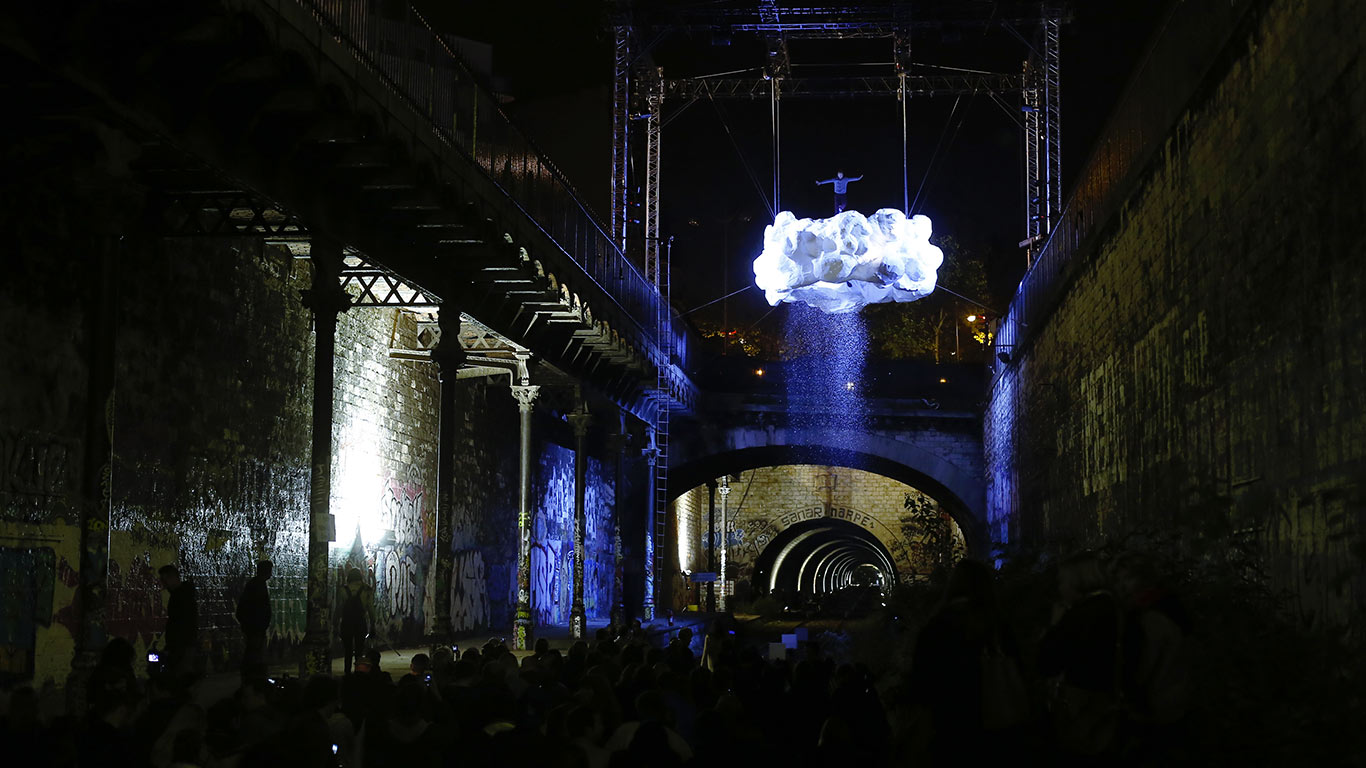 Un acrobate s’apprêtant à faire un saut au dessus des voies ferrées de la ligne de Petite Ceinture de Paris lors de l’édition 2015 de la Nuit Blanche (© THOMAS SAMSON/Stringer/AFP)(Bing France)