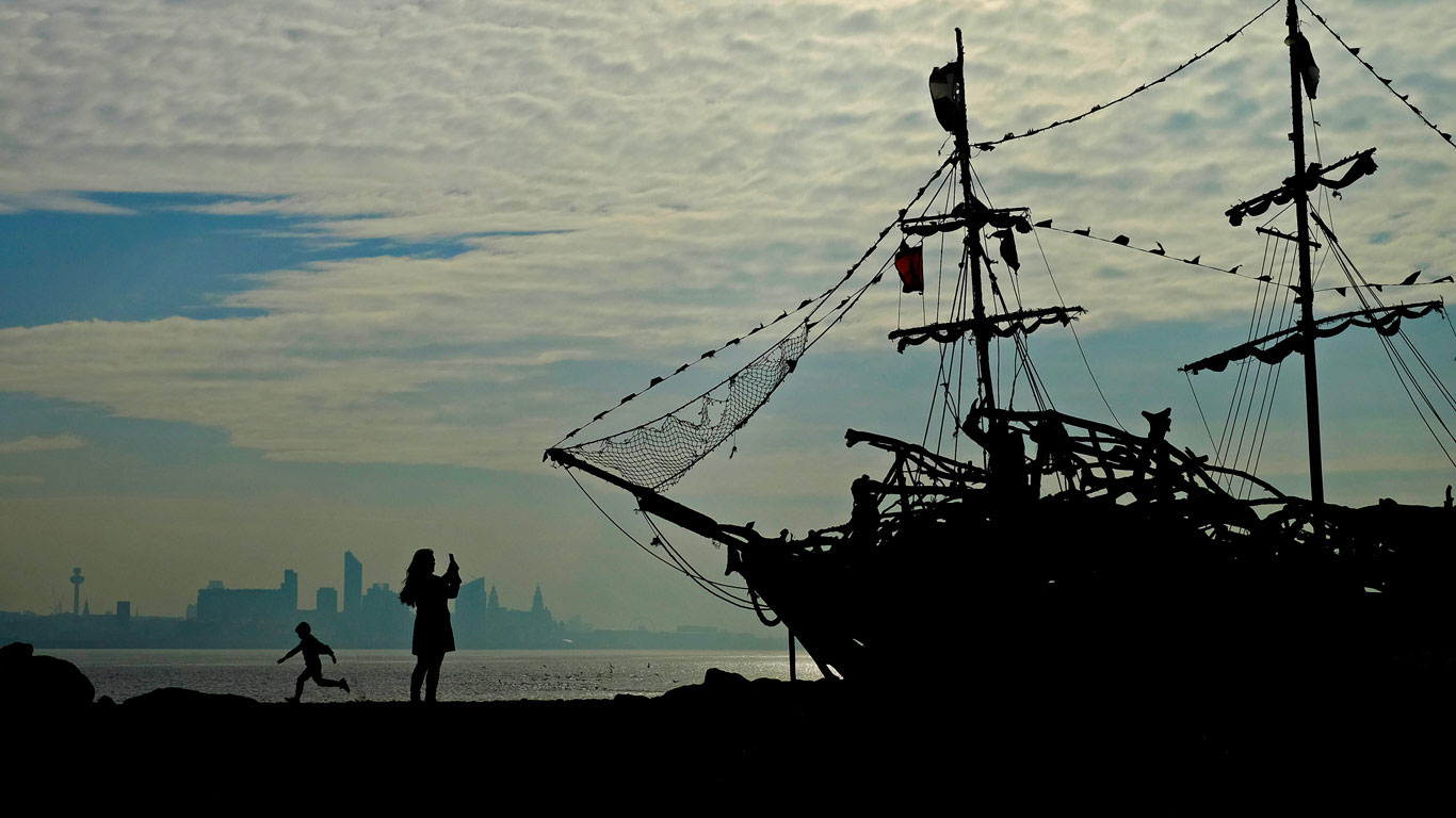 新布莱顿海滩的浮木海盗船，英国沃勒西 (© Phil Noble/Reuters)(Bing China)