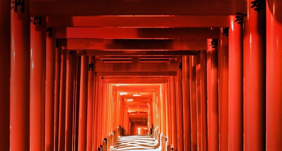 日本京都伏见稻荷大社的千本鸟居 (© Rudy Sulgan/Corbis) &copy; (Bing China)