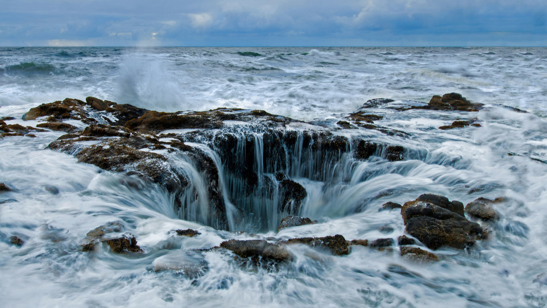 俄勒冈海岸佩蓓角的雷神之井 (© Cavan Images/Offset by Shutterstock)(Bing China)