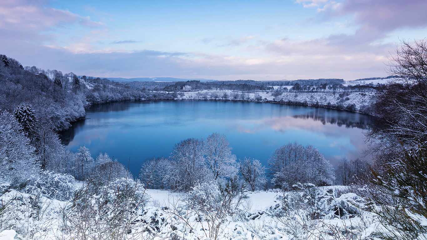 Weinfelder Maar, Daun, Rheinland-Pfalz, Deutschland (© Winfried Schäfer/Alamy)(Bing Deutschland)