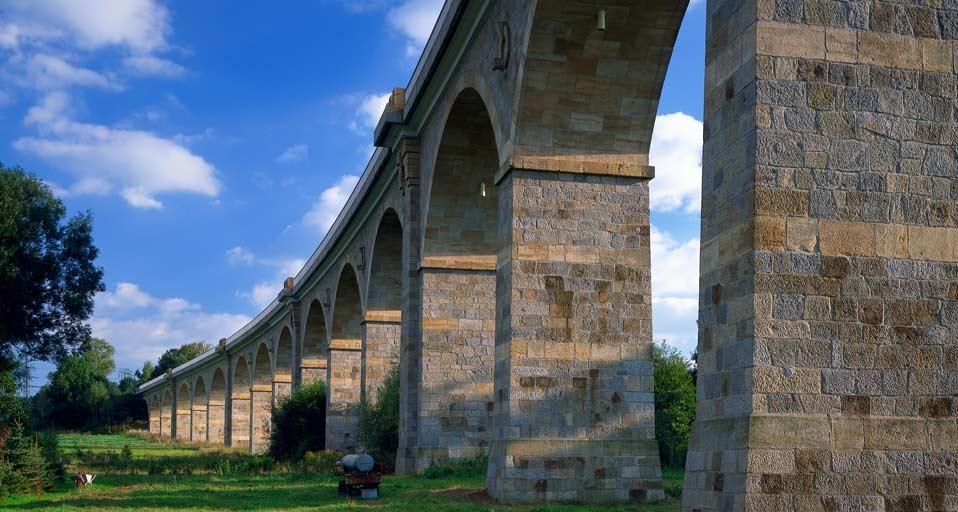 Putzkauer Viadukt nahe Bischofswerda, Lausitz, Sachsen, Deutschland (© Wolfgang Krammisch/Huber/4Corners) &copy; (Bing Germany)