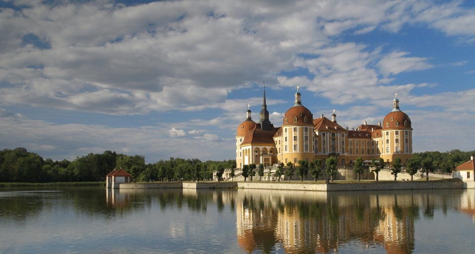 Das Barockschloss Moritzburg bei Radebeul in Sachsen, Deutschland – Michael Nitzschke/Imagebroker RF/Photolibrary &copy; (Bing Germany)