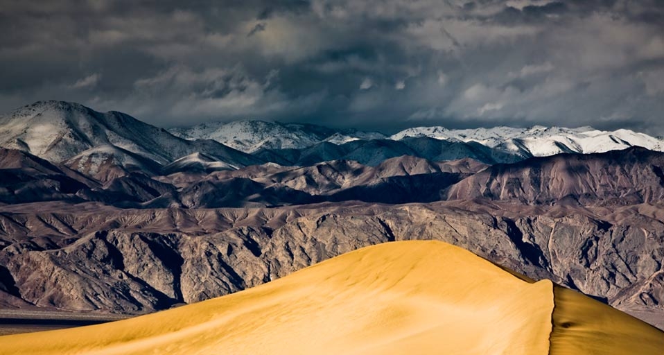 Sand Dunes in Death Valley, on the California and Nevada border -- Rudy Sulgan/Corbis &copy; (Bing Canada)