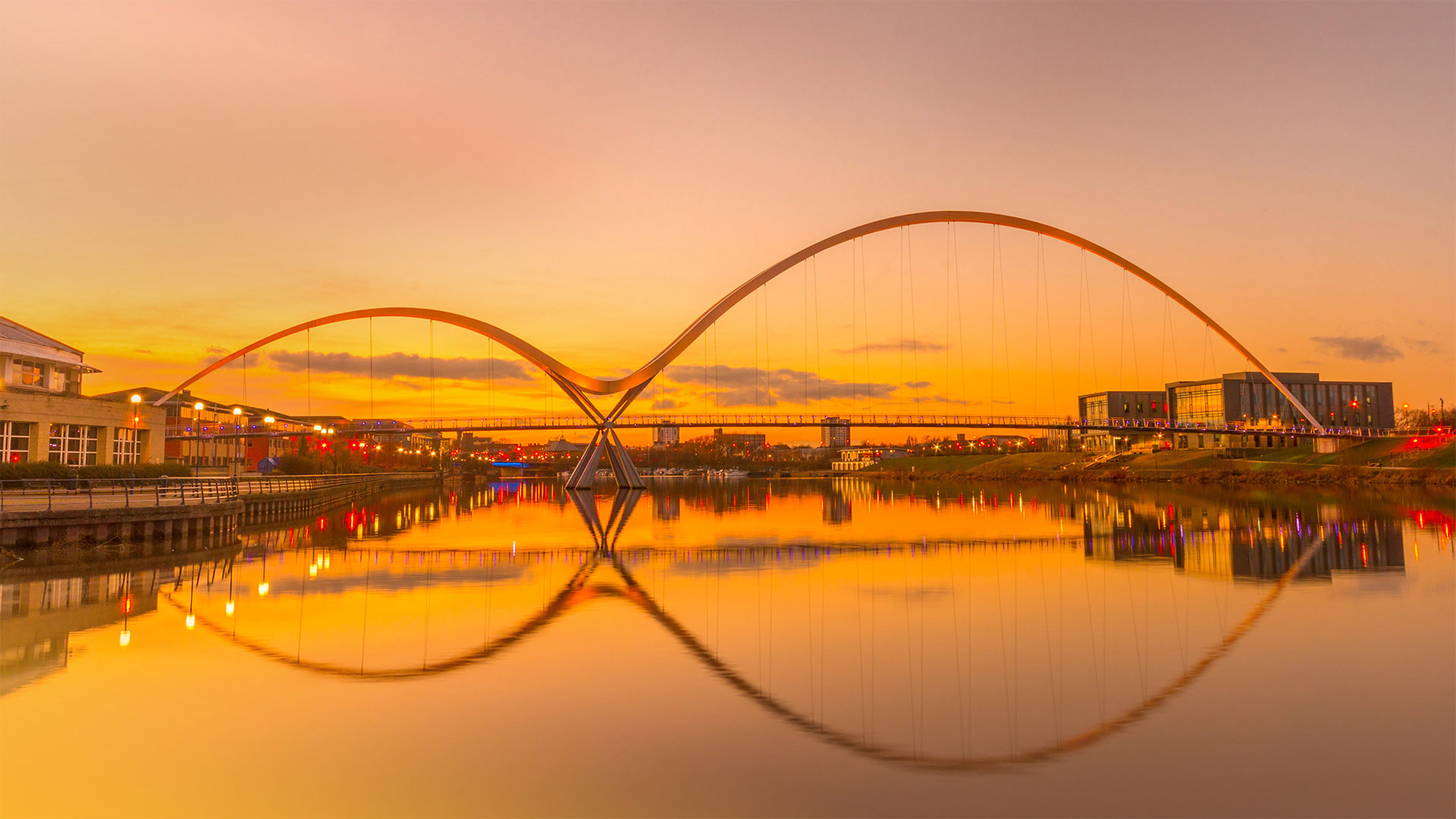 Infinity Bridge in Stockton-on-Tees, England (© Robert Smith/Alamy)(Bing Canada)