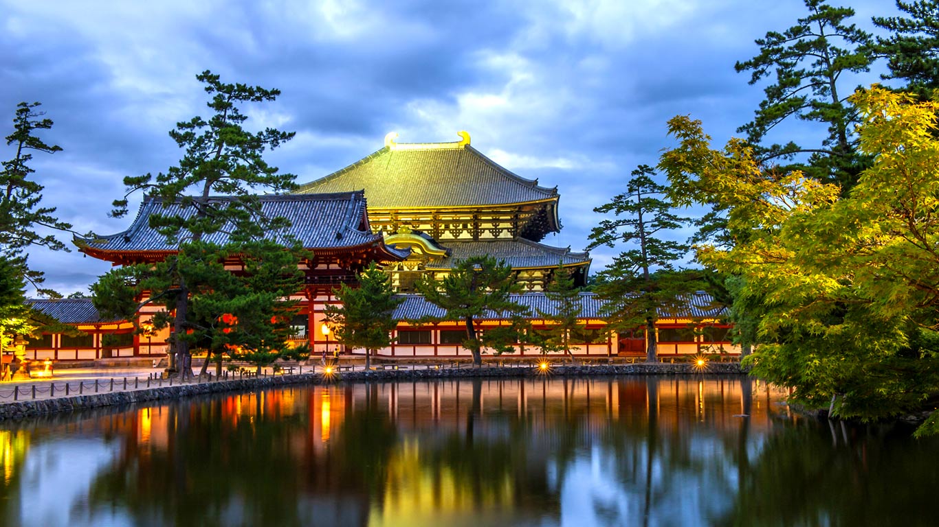 ｢東大寺大仏殿と鏡池｣奈良 (© Filip Fuxa/Shutterstock/Filip Fuxa/Shutterstock/Shutterstock)(Bing Japan)