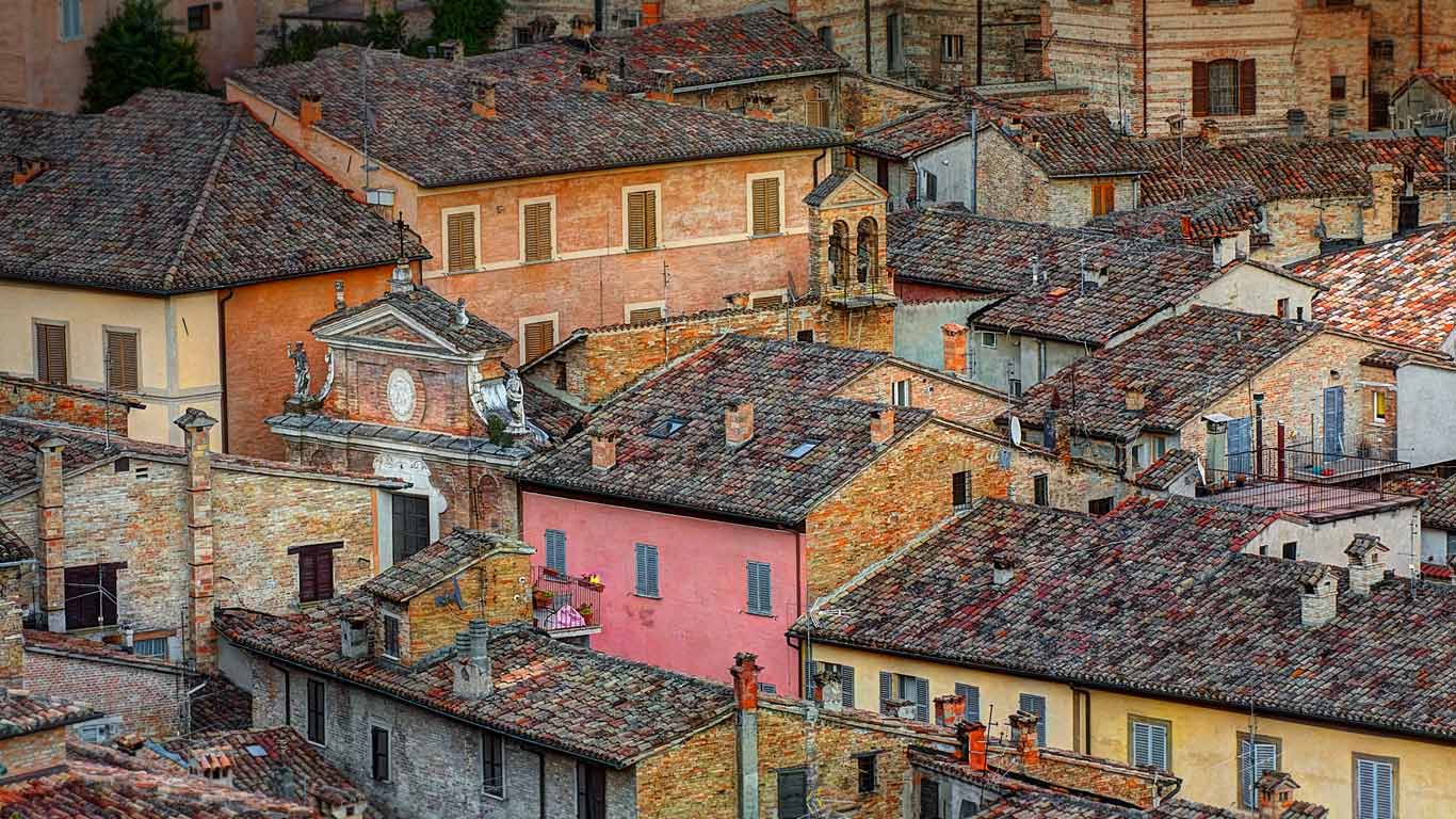 城墙环绕之城乌尔比诺的屋顶，意大利 (© Andrea Pucci/Getty Images)(Bing China)